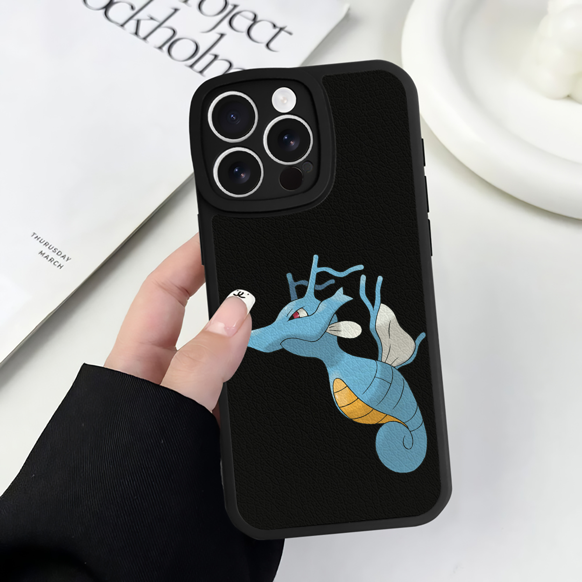 （画像用） ポケットモンスター Pokémon 【iPhone 16シリーズ対応】シリコンスマホケース（レザー調） 材質：シリコン
